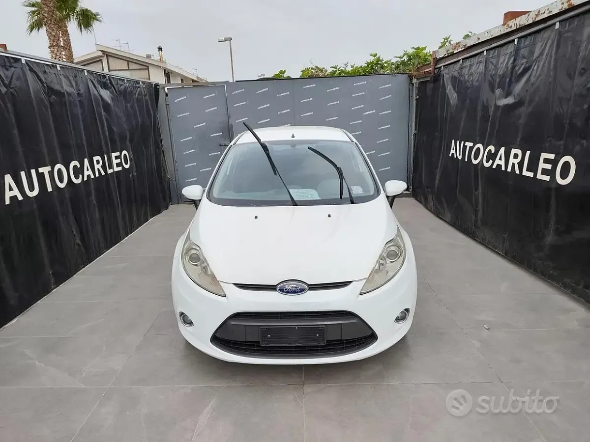 Usata Ford Fiesta Titanium 68 CV (50 kW) 2011 Bianco Berlina