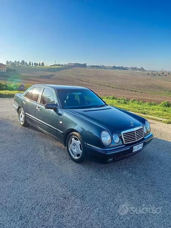 Usata Mercedes E200 Avantgarde 136 CV (100 kW) 1996 Nero Berlina