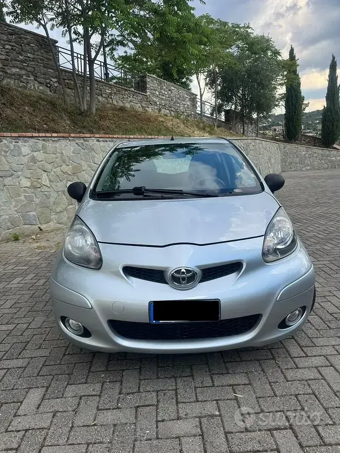 Usata Toyota Aygo 68 CV (50 kW) 2011 Grigio Utilitaria