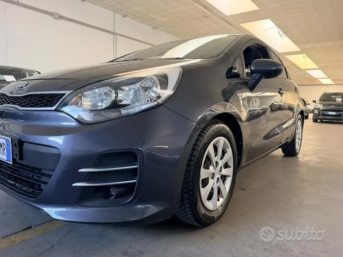 Usata Kia Rio Active 83 CV (61 kW) 2015 Grigio Berlina