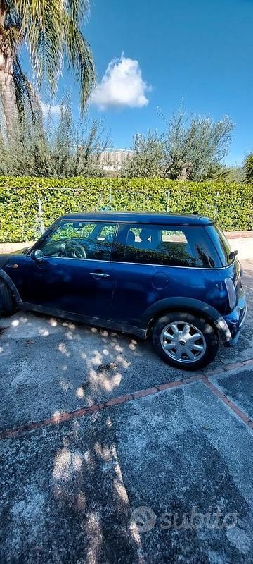 Begagnad Mini ONE 2002 Blå Halvkombi