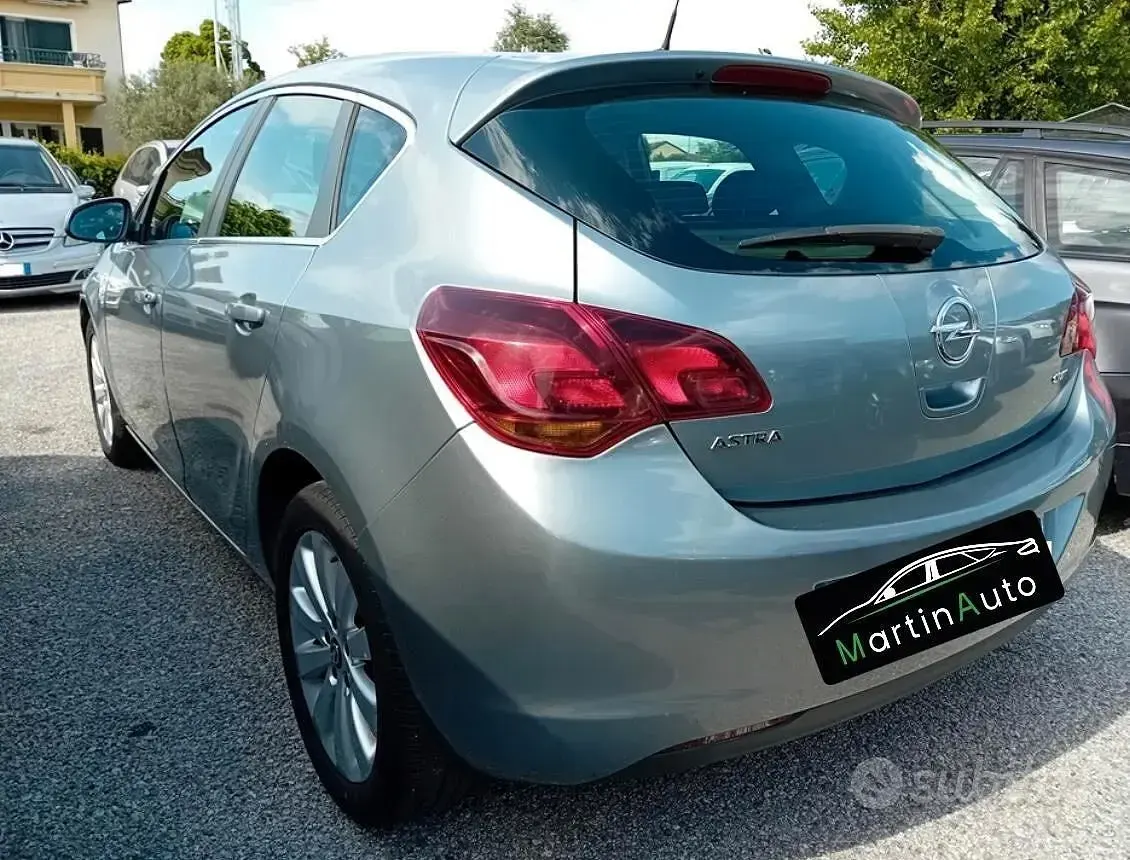 Usata Opel Astra 110 CV (80 kW) 2010 Grigio Berlina