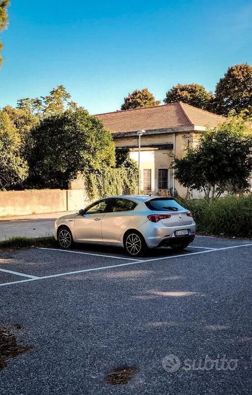 Grigio Usata 2012 Alfa Romeo Giulietta Due volumi | 6200 € (Ottimo prezzo) - Immagine 1/3