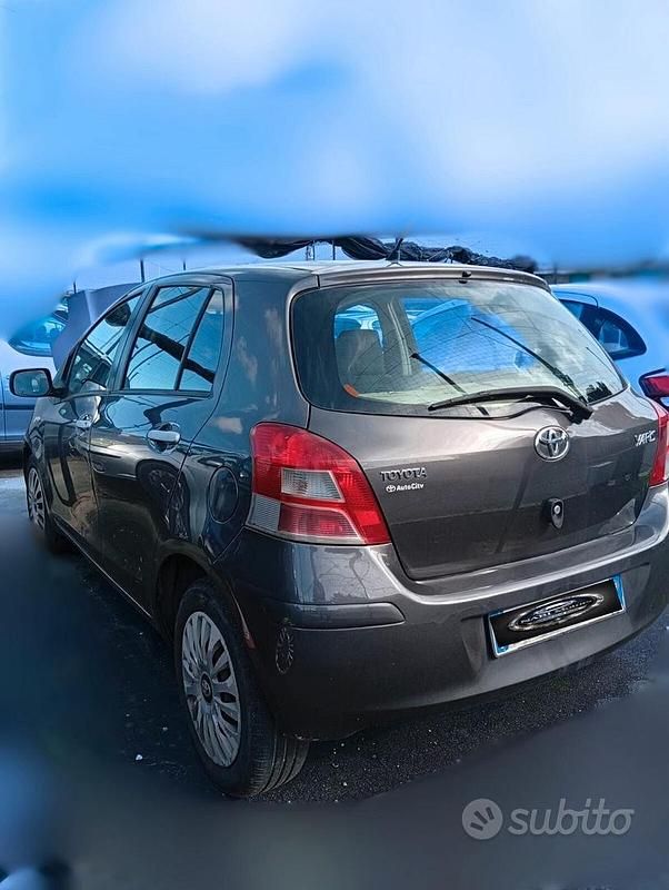 Usata Toyota Yaris Sol 90 CV (66 kW) 2010 Grigio Utilitaria