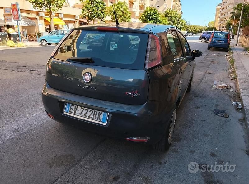 Grigio Usata 2015 Fiat Grande Punto Due volumi | 4000 € (Ottimo prezzo) - Immagine 1/4