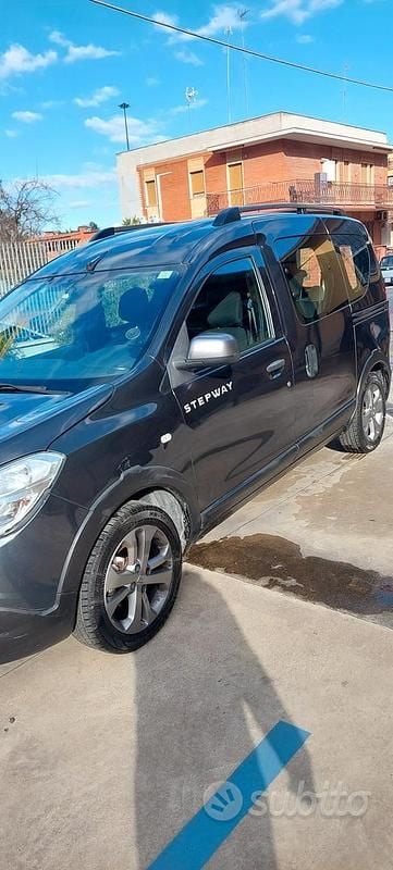 Grigio Usata 2016 Dacia Dokker Stepway Monovolume | 11.500 € (Molto cara) - Immagine 1/4