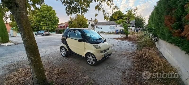 Giallo Usata 2002 Smart ForTwo Coupé Coupé | 1500 € (Buon prezzo) - Immagine 1/1