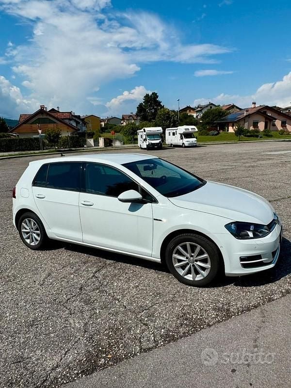 Usata VW Golf VII LOUNGE 110 CV (80 kW) 2016 Bianco Utilitaria