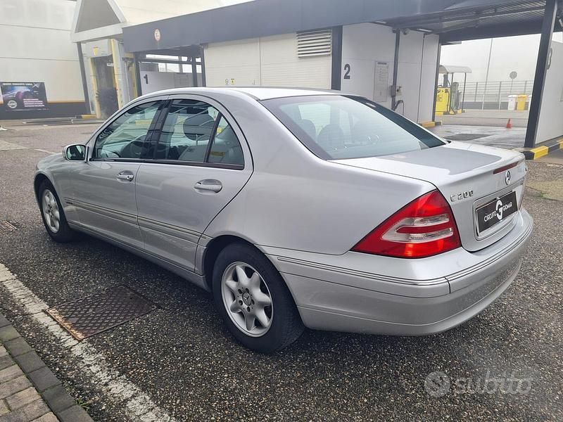 Usata Mercedes C220 Elegance 115 CV (84 kW) 2002 Grigio Berlina