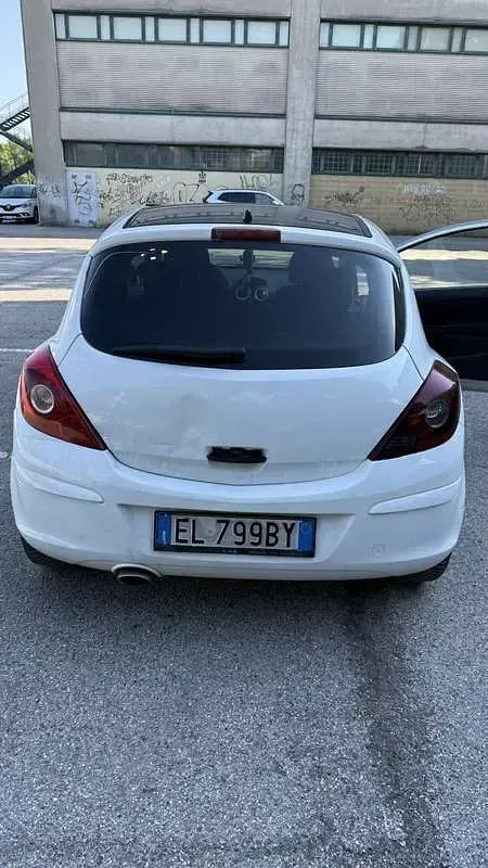 Usata Opel Corsa Edition 95 CV (69 kW) 2011 Utilitaria
