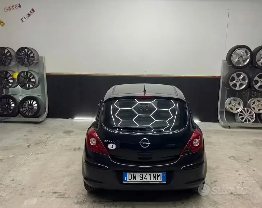 Usata Opel Corsa 75 CV (55 kW) 2010 Nero Utilitaria