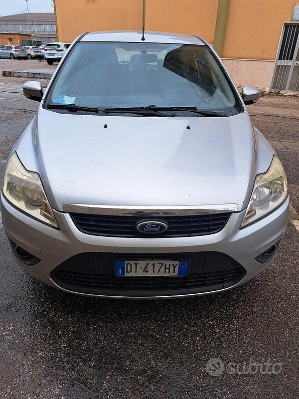 Grigio Usata 2009 Ford Focus Tre volumi | 1900 € (Ottimo prezzo) - Immagine 1/4