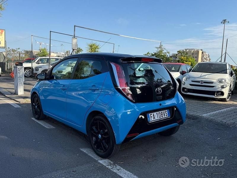 Usata Toyota Aygo X-play 69 CV (50 kW) 2015 Blu Utilitaria
