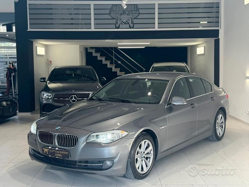 Grigio Usata 2011 BMW 520 Tre volumi | 9900 € (Buon prezzo) - Immagine 1/4