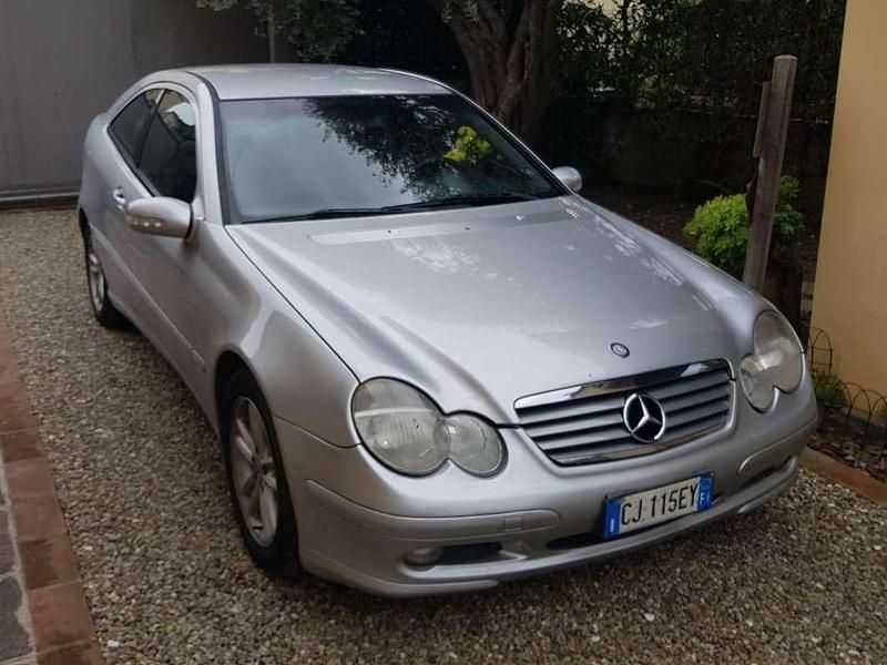 Usata Mercedes C220 Avantgarde 143 CV (105 kW) 2003 Argento Coupé