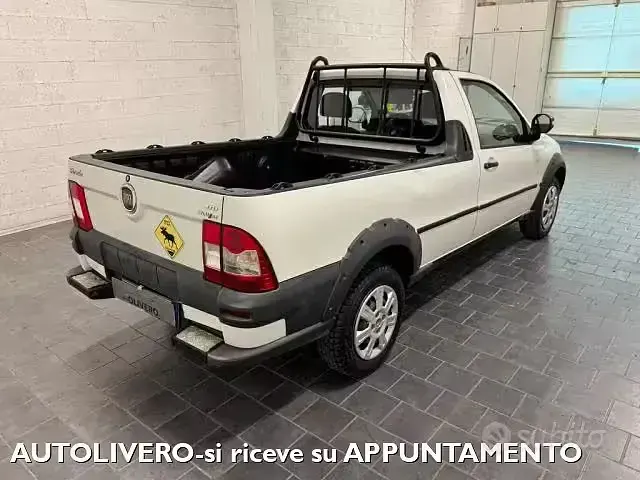 Usata Fiat Strada 95 CV (69 kW) 2012 Bianco