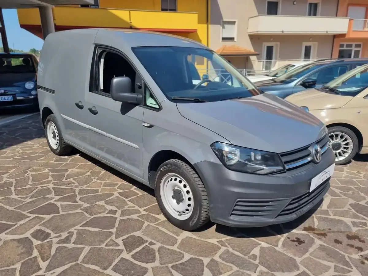 Usata VW Caddy 75 CV (55 kW) 2018 Grigio Monovolume