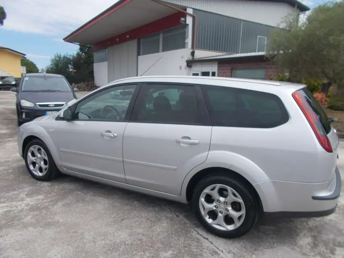 Usata Ford Focus Style 90 CV (66 kW) 2007 Argento Station wagon