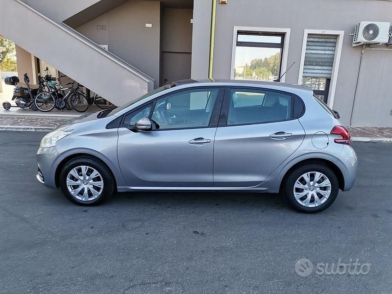 Usata Peugeot 208 Active 75 CV (55 kW) 2018 Grigio scuro metallizzato Utilitaria