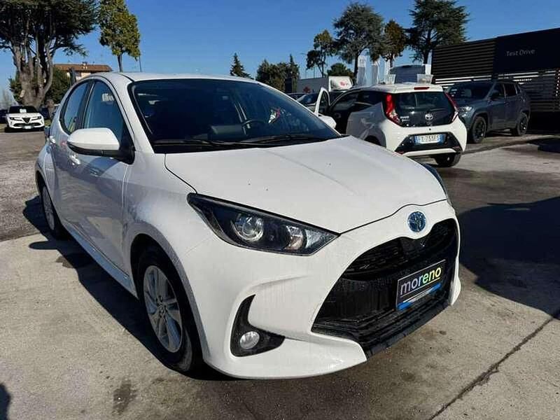 Usata Toyota Yaris Hybrid Active 92 CV (67 kW) 2021 Bianco Utilitaria