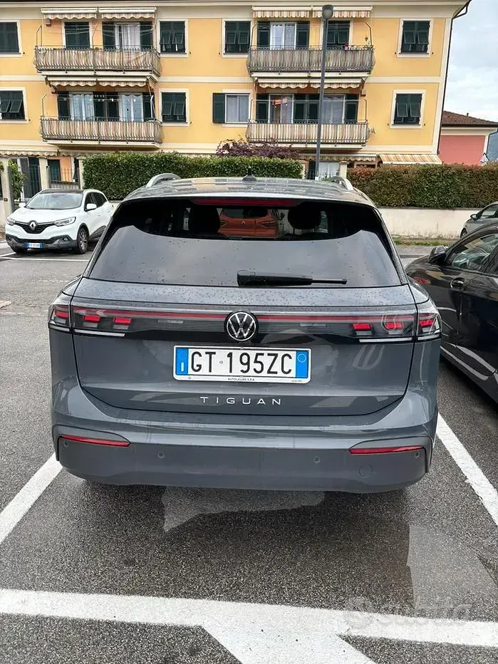 Usata VW Tiguan 150 CV (110 kW) 2024 Grigio SUV