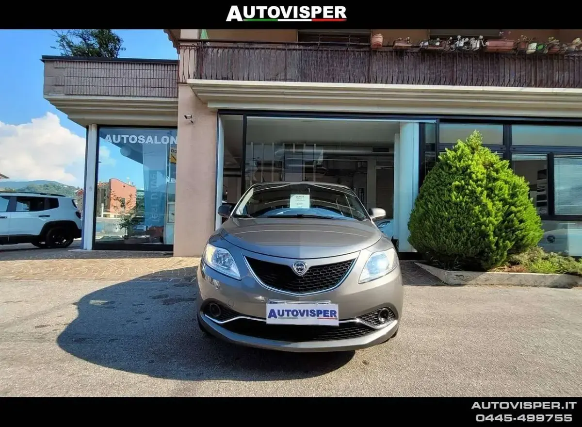 Usata Lancia Ypsilon Silver 69 CV (50 kW) 2017 Grigio Utilitaria