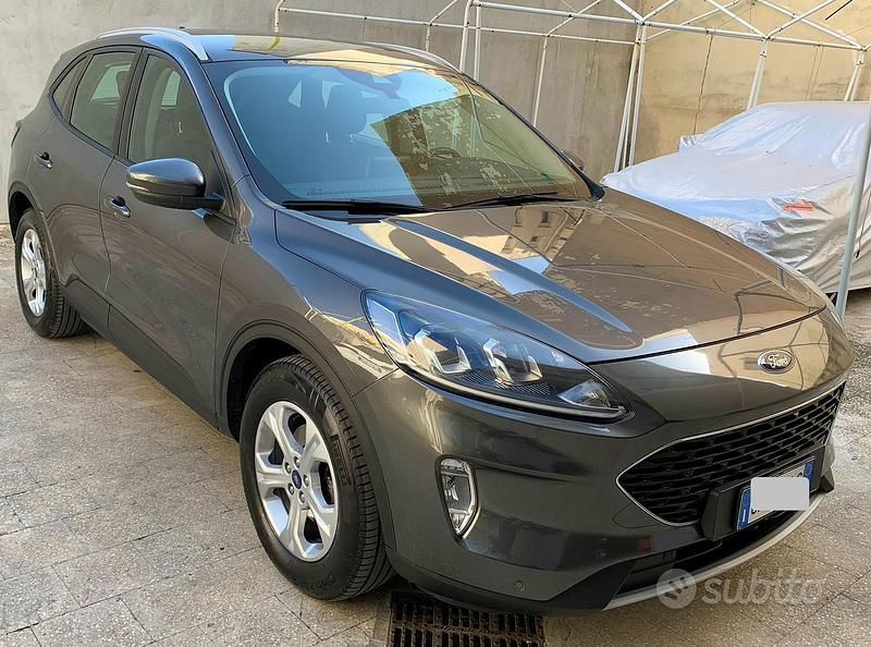 Usado Ford Kuga 120 CV (88 kW) 2021 Gris SUV