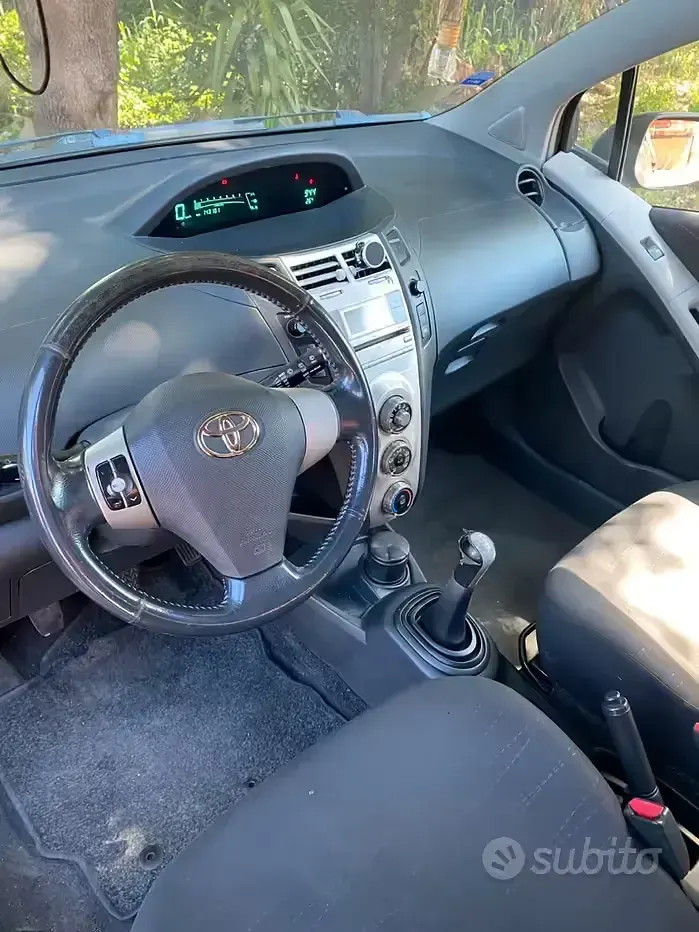 Usata Toyota Yaris 65 CV (47 kW) 2006 Nero Utilitaria