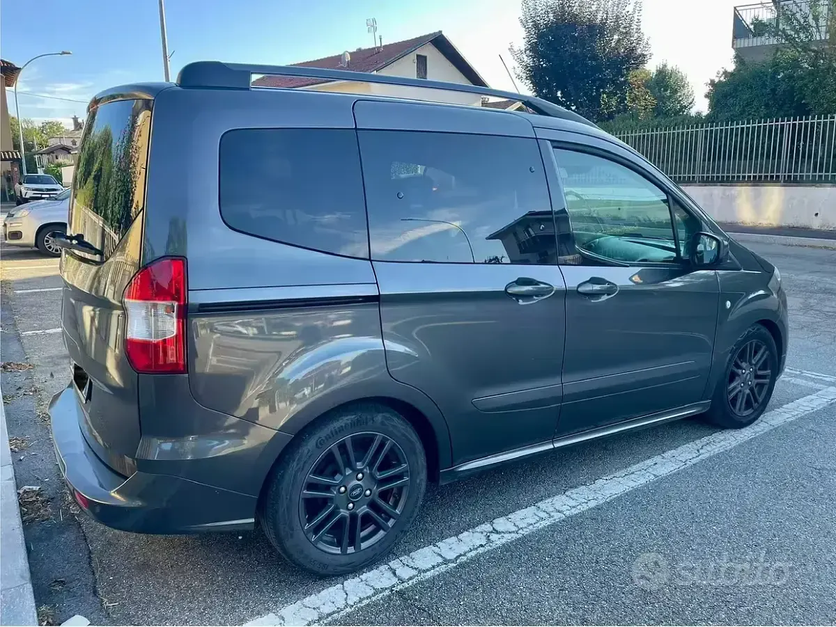 Usata Ford Tourneo Courier Sport 75 CV (55 kW) 2020 Grigio Monovolume