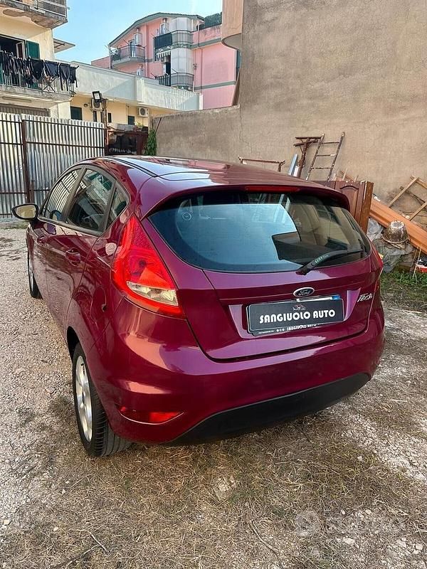 Usata Ford Fiesta 96 CV (70 kW) 2012 Rosso Berlina