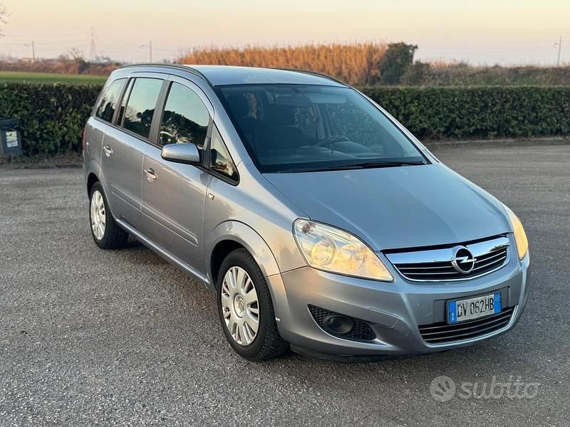 Grigio Usata 2010 Opel Zafira Monovolume | 2999 € (Ottimo prezzo) - Immagine 1/4