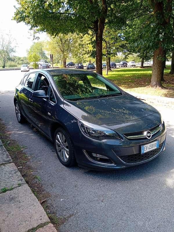 Usata Opel Astra Cosmo 140 CV (102 kW) 2014 Berlina
