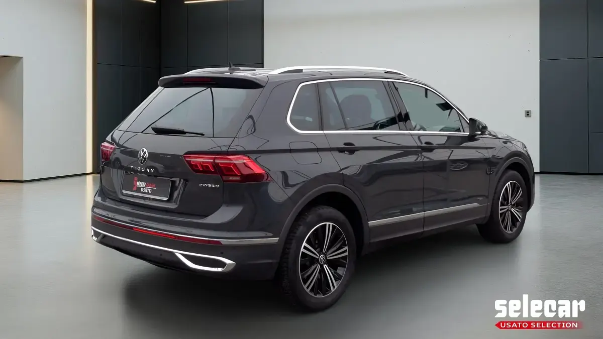 Usata VW Tiguan Elegance 150 CV (110 kW) 2023 Grigio urano SUV