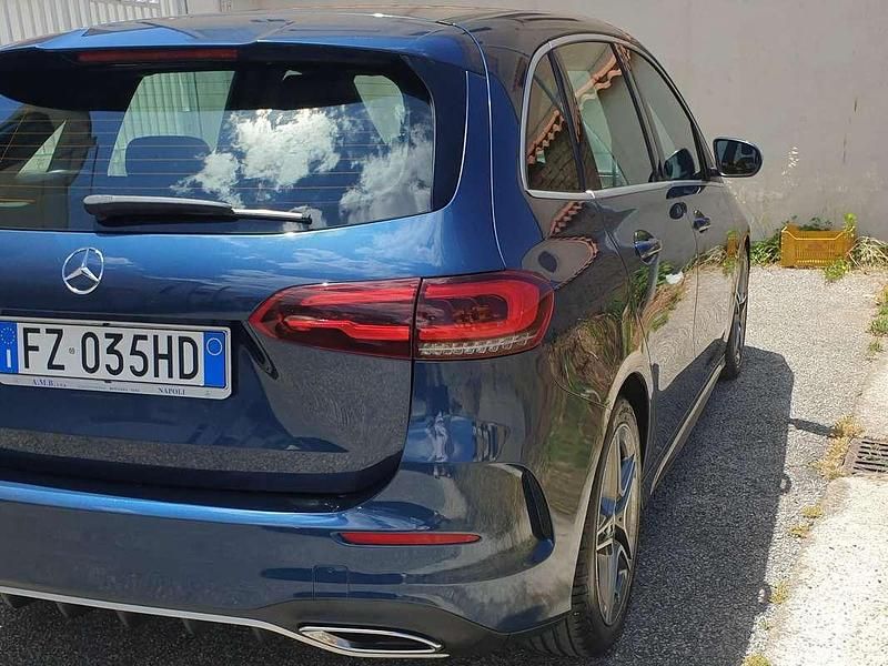 Usata Mercedes B180 Premium 116 CV (85 kW) 2019 Blu/azzurro Utilitaria