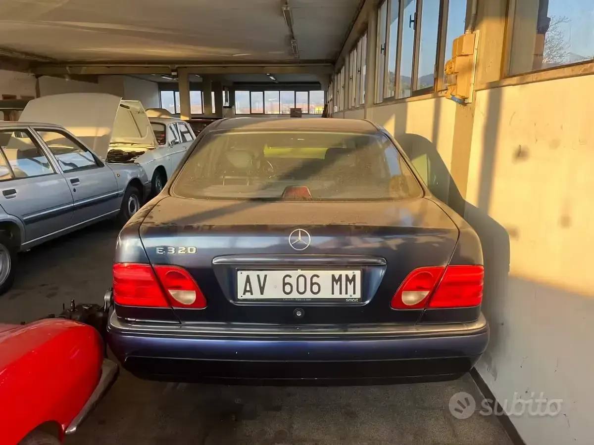 Usata Mercedes E320 Elegance 224 CV (164 kW) 1998 Blu Berlina