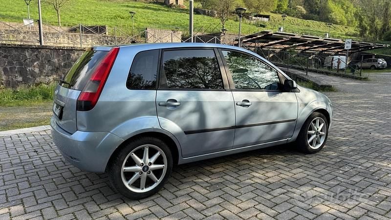 Usata Ford Fiesta Ghia 68 CV (50 kW) 2005 Blu Utilitaria