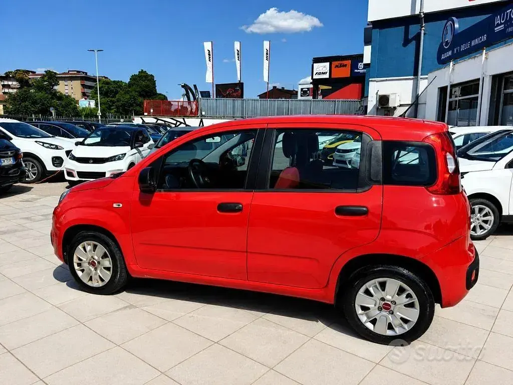 Usata Fiat Panda Lounge 69 CV (50 kW) 2017 Rosso Utilitaria