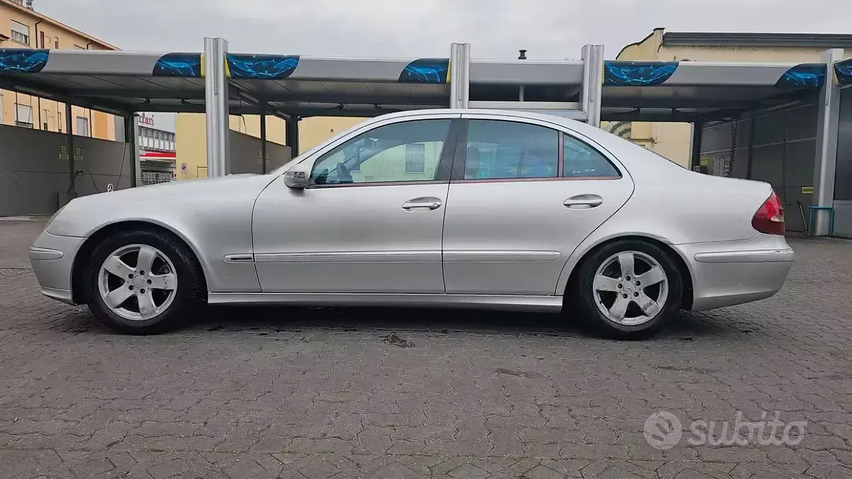 Usata Mercedes E270 Avantgarde 177 CV (130 kW) 2002 Grigio Berlina