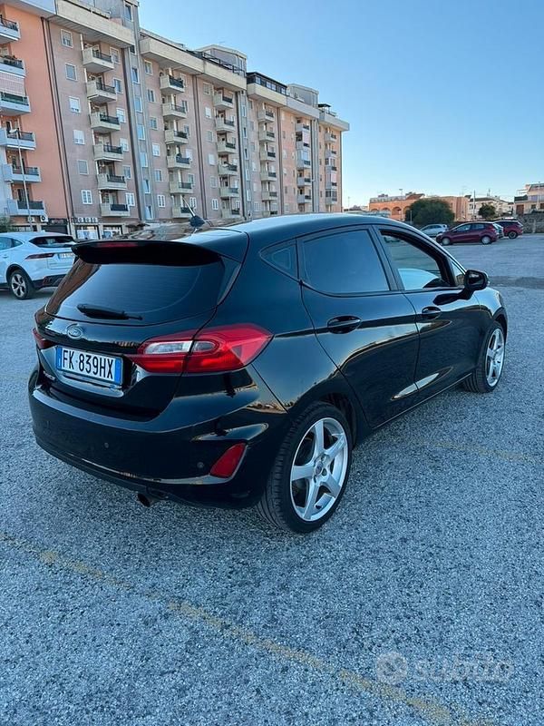 Usata Ford Fiesta 85 CV (62 kW) 2018 Nero Utilitaria