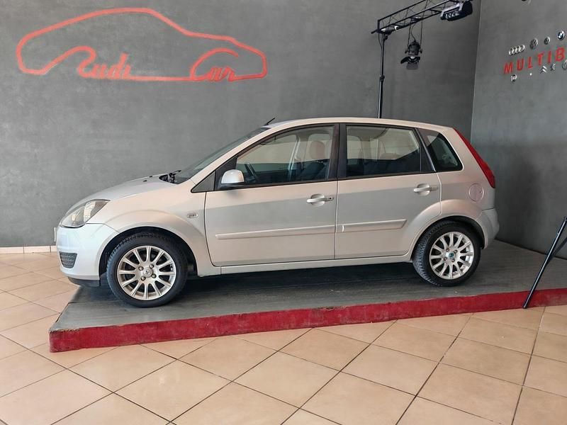 Usata Ford Fiesta Ghia 67 CV (49 kW) 2008 Argento Berlina