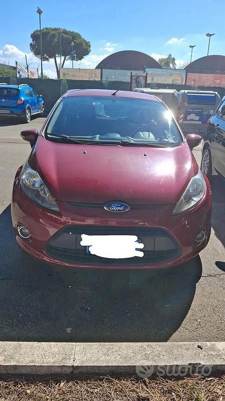 Rosso Usata 2013 Ford Fiesta Due volumi | 3300 € - Immagine 1/4