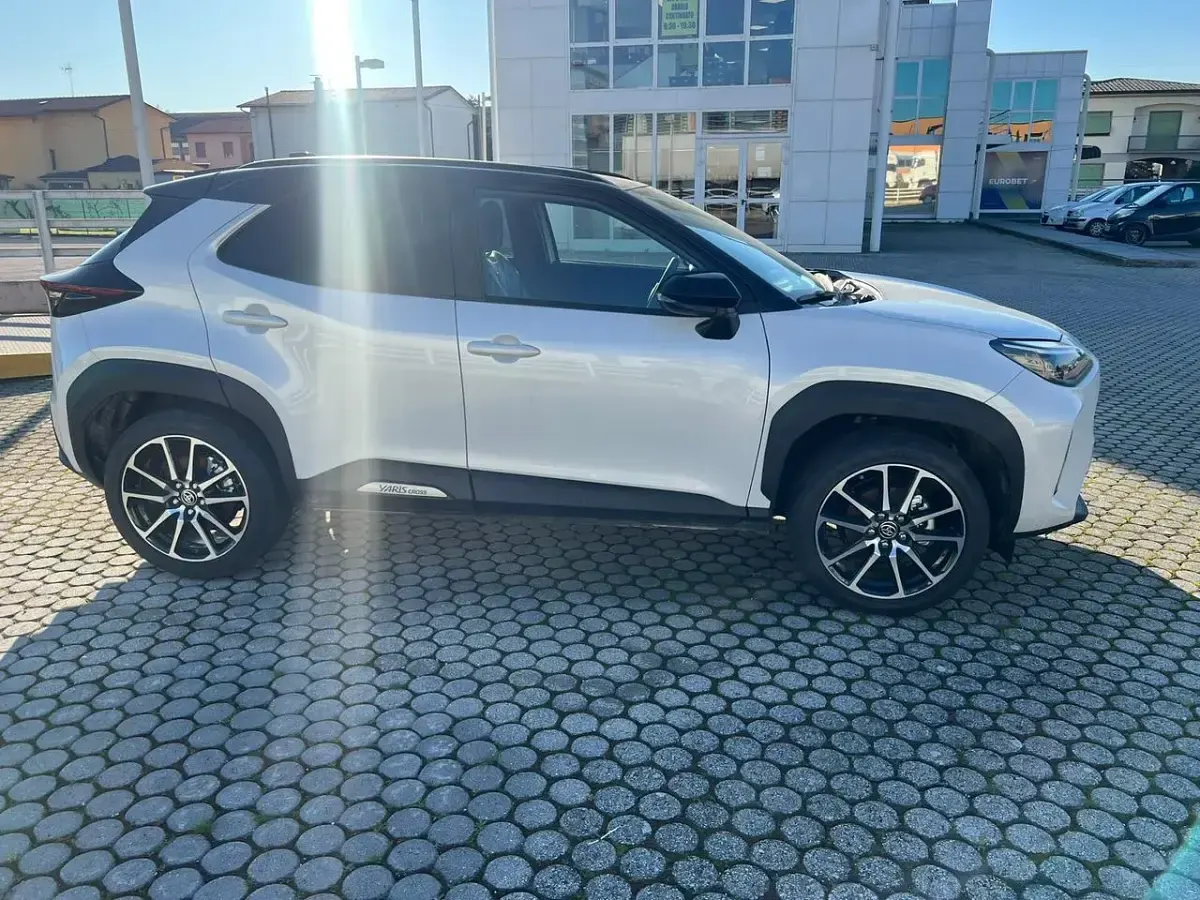 Nuova Toyota Yaris Hybrid Sport 92 CV (67 kW) 2026 Bianco Station wagon