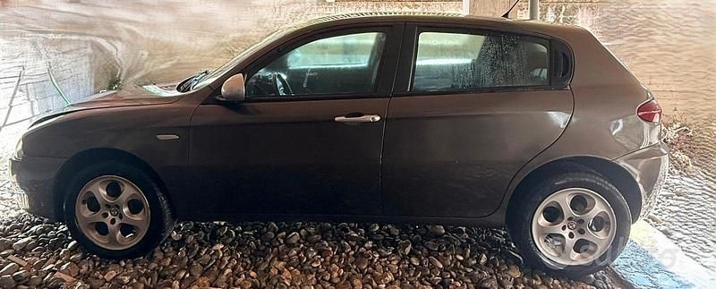 Usata Alfa Romeo 147 Progression 120 CV (88 kW) 2010 Grigio Utilitaria
