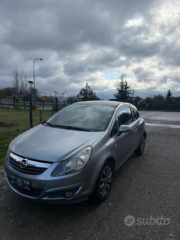 Grigio Usata 2010 Opel Corsa Club Due volumi | 1899 € (Ottimo prezzo) - Immagine 1/4
