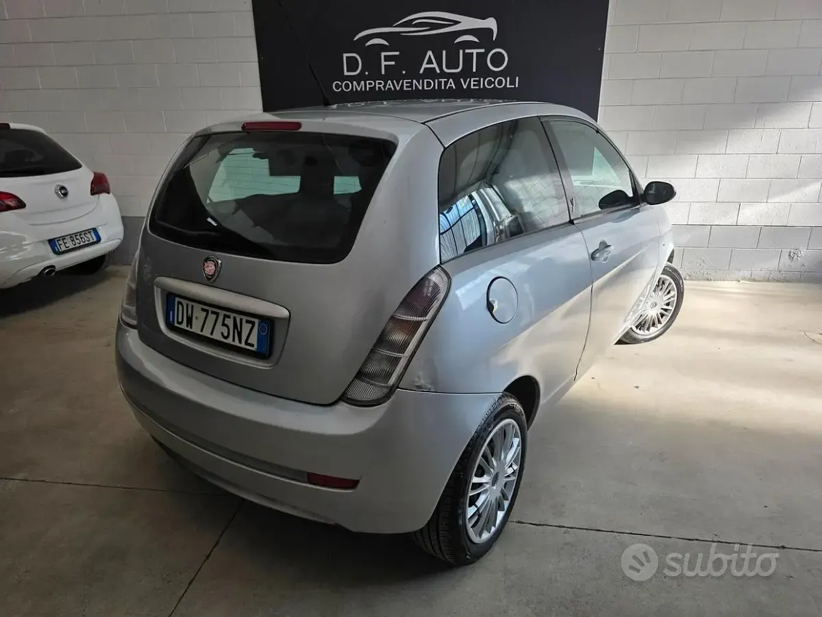 Begagnad Lancia Ypsilon 60 HK (44 kW) 2009 Grå Halvkombi