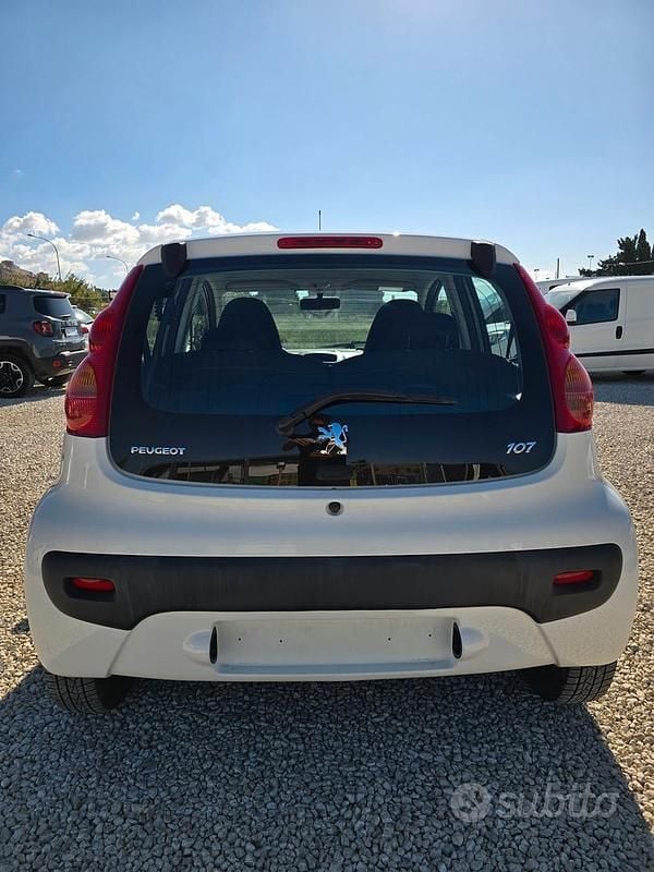 Usata Peugeot 107 68 CV (50 kW) 2010 Bianco Utilitaria