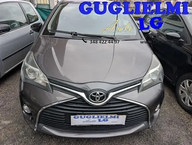 Usata Toyota Yaris Active 69 CV (50 kW) 2017 Grigio Berlina