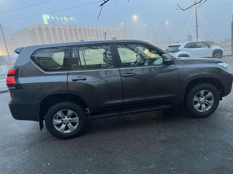 Usado Toyota Land Cruiser 177 CV (130 kW) 2019 Gris SUV