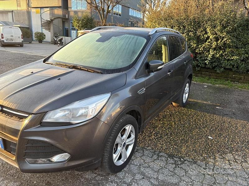 Usata Ford Kuga 120 CV (88 kW) 2016 Grigio SUV