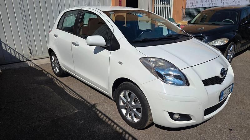 Usata Toyota Yaris Sol 69 CV (50 kW) 2011 Bianco Utilitaria